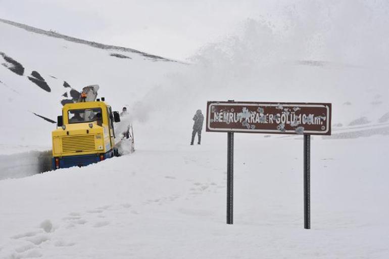 Nisan ayında 6 metre karla mücadele Yolun açılması 3 gün sürecek