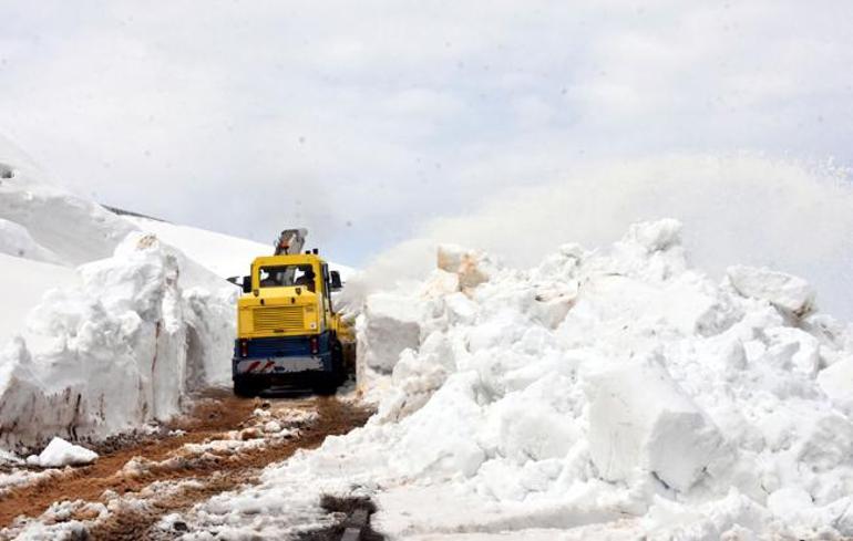 Nisan ayında 6 metre karla mücadele Yolun açılması 3 gün sürecek