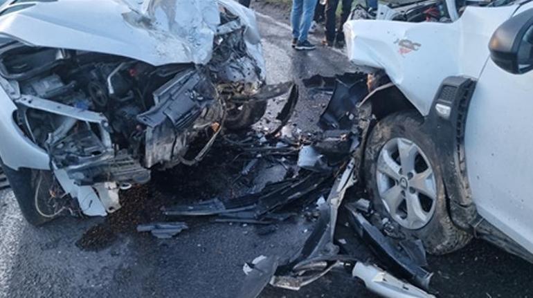 Diyarbakırda feci kaza Kafa kafaya çarpıştılar 9 yaralı