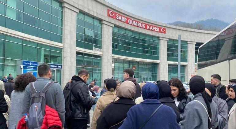Sarp Sınır Kapısında bayram yoğunluğu 2 günde 44 bin yolcu giriş- çıkış yaptı