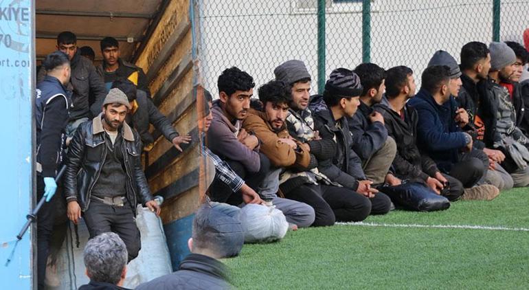 Yer: Amasya Bakır yüklü TIRın dorsesinden 64 kaçak göçmen çıktı