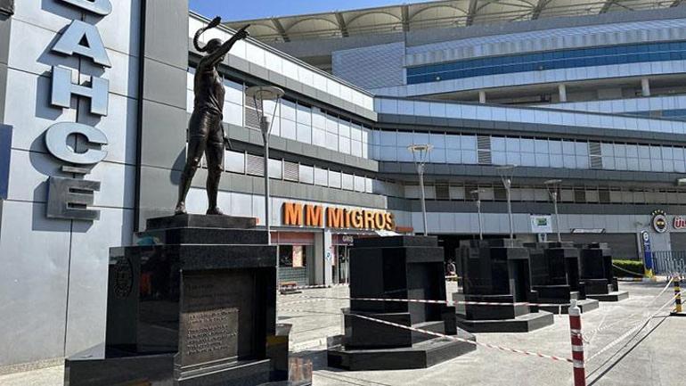 Kadıköyde Fenerbahçe efsanelerinin heykelleri kaldırıldı