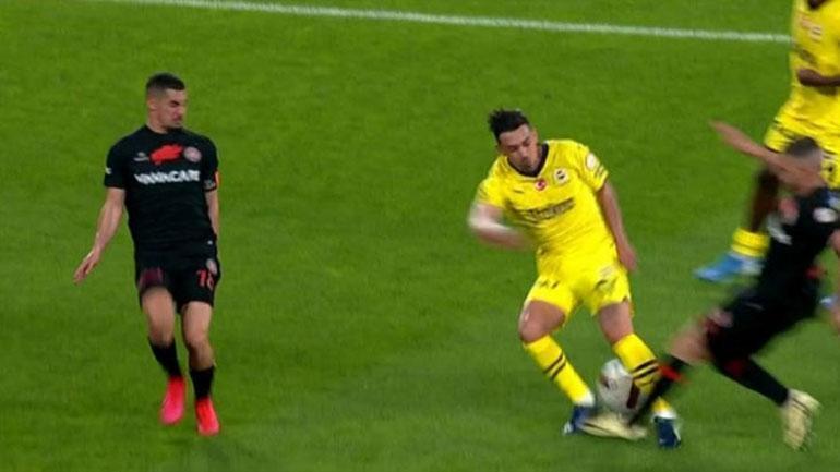 Karagümrük - Fenerbahçe maçında tartışmalı pozisyon Bülent Yıldırım: Açık bir aldatma
