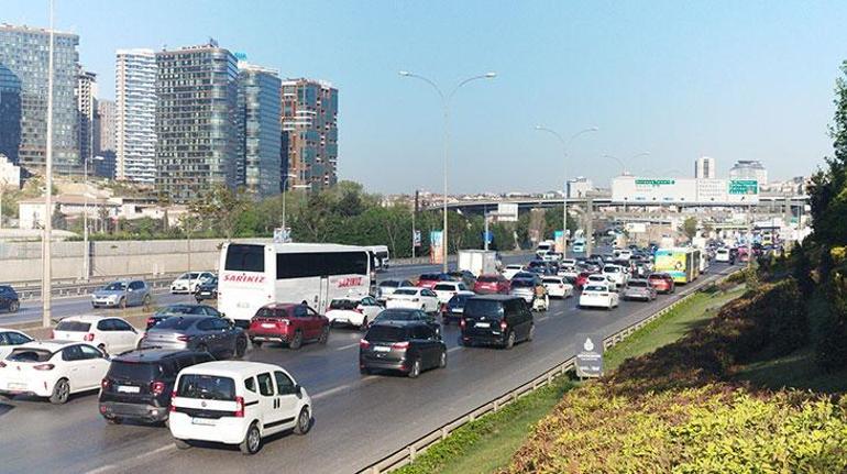 İstanbul normale döndü 9 günlük Bayram tatili sonrası İstanbulda trafik yoğunluğu