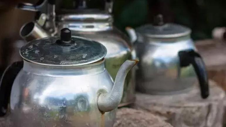 Çaydanlık kireci nasıl temizlenir Çaydanlıkta kireç derdine son veren tüyo Suya ekleyerek kaynatın