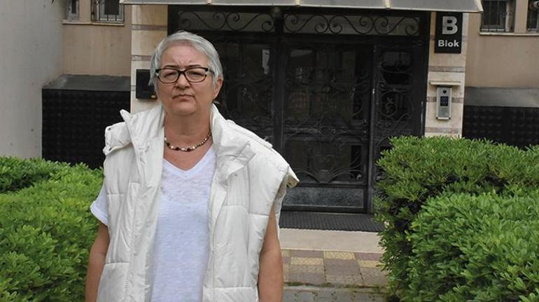 İzmirde yaşadığı apartmanda saldırıya uğradı Sesini duyurmak için pankart astı