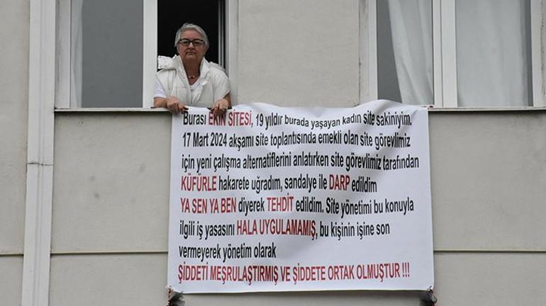 İzmirde yaşadığı apartmanda saldırıya uğradı Sesini duyurmak için pankart astı