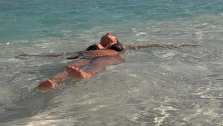 Kim Kardashianın tatil pozu sosyal medyanın diline düştü Neden diz boyundaki suya dalıyor