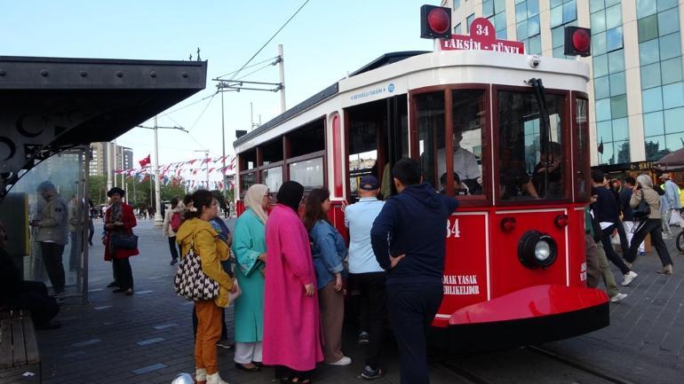 İstiklal Caddesinde yeni tramvaylar test sürüşüne başladı Beğenen de var beğenmeyen de