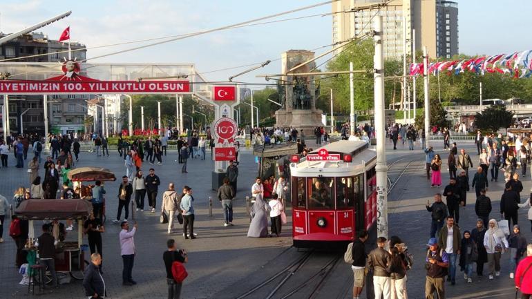 İstiklal Caddesinde yeni tramvaylar test sürüşüne başladı Beğenen de var beğenmeyen de