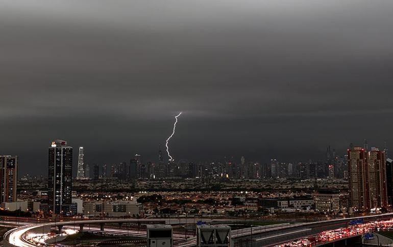 Bir damla yağmur düşmezken sel vurdu Dubaide çakan şimşeklerin sırrı: Drone yaptı
