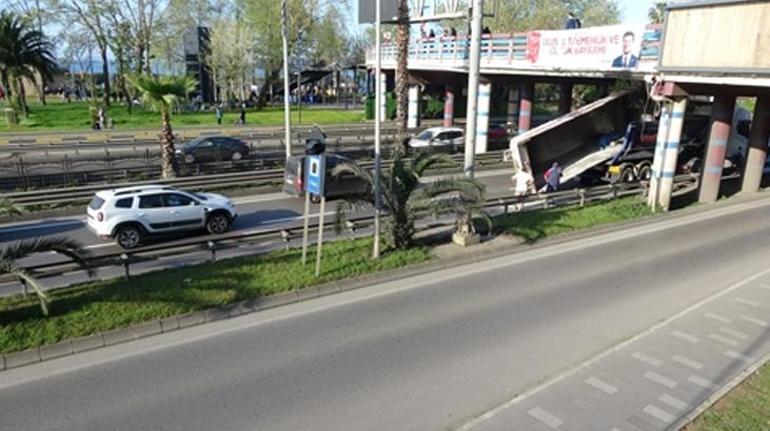Trabzonda feci kaza TIRın üzerindeki kamyon dorsesi köprüye takıldı