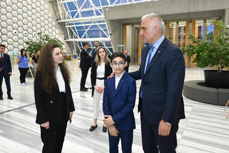 Bakan Ersoydan şehit polis memuru Hüseyin Gülün oğlu Talhanın sergisine ziyaret