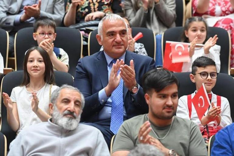Bakan Ersoydan şehit polis memuru Hüseyin Gülün oğlu Talhanın sergisine ziyaret