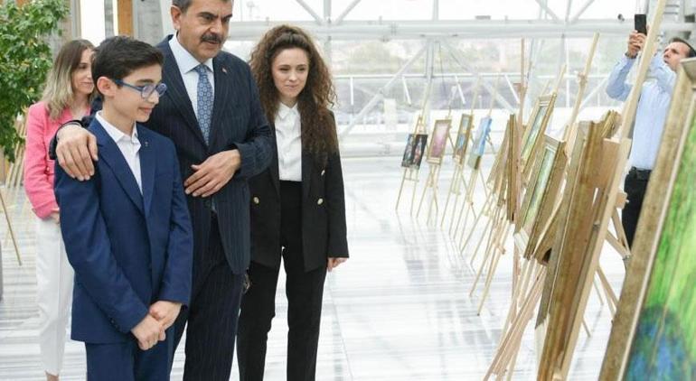 Bakan Tekin şehit polis memuru Hüseyin Gülün oğlu Talhanın sergisini gezdi