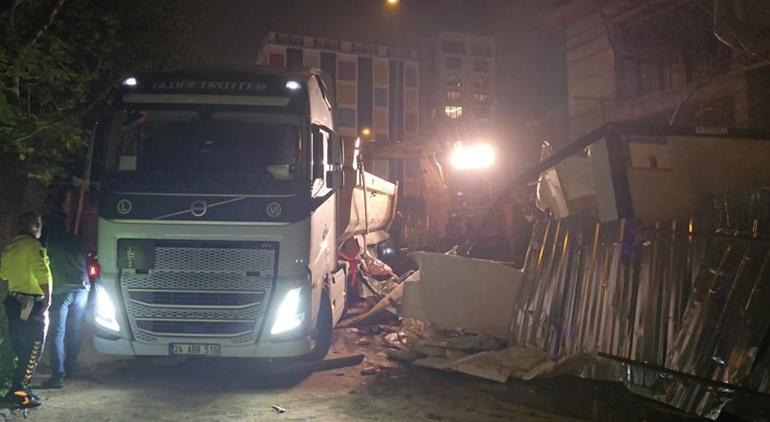 Hafriyat boşaltan kamyon devrildi 1 işçi hayatını kaybetti