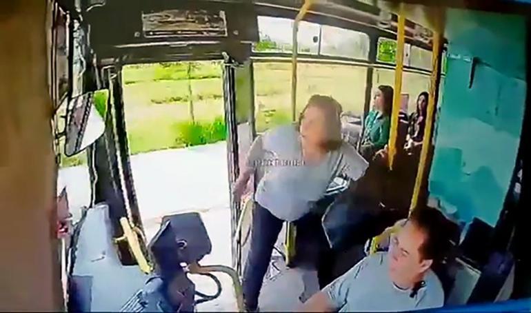 Kapısı açık otobüsten düştü Korkunç ölüm kamerada