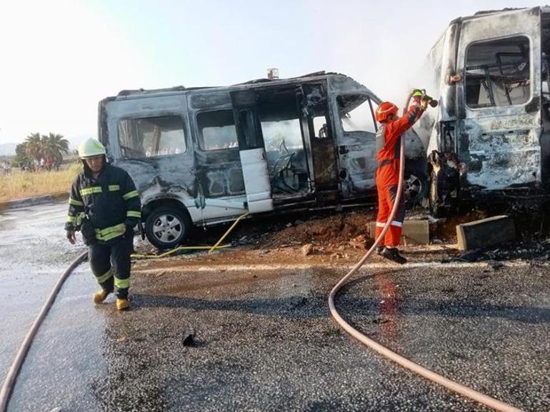 Feci olay Kaza sonrası iki minibüs alev alev yandı: Yaralılar var