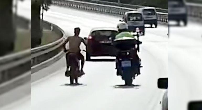 Dur ihtarına uymayıp kaçtı Yarı çıplak halde motosikletten düşünce yakalandı