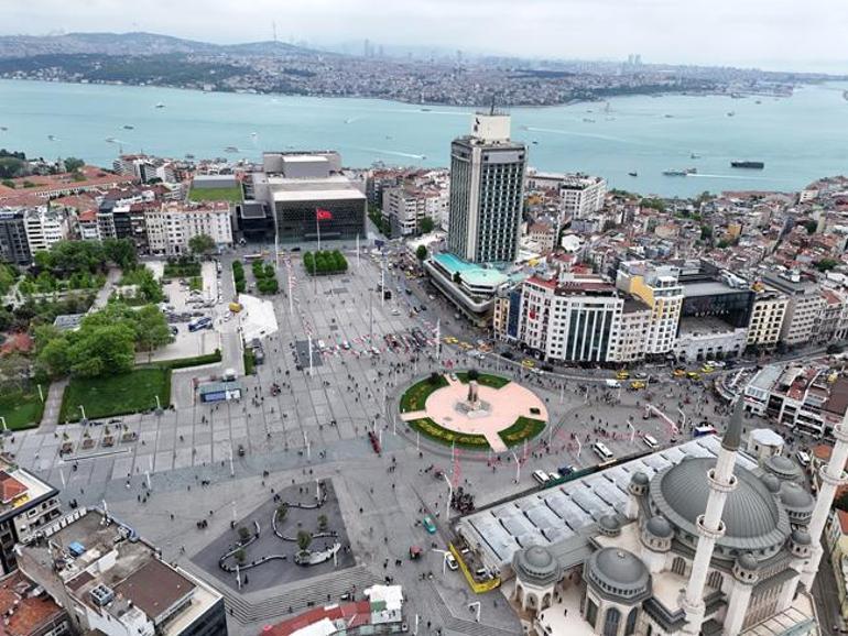 Demir bariyerlerle kapatılan Taksim Meydanı görüntülendi