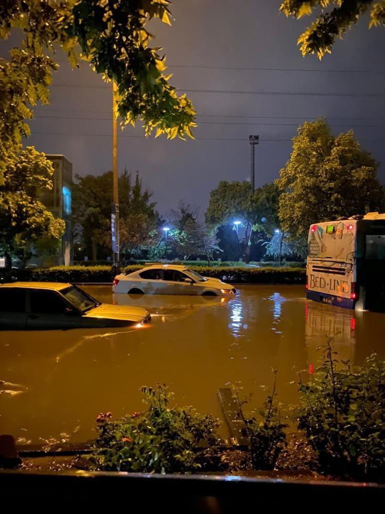Ankarada sel: Araçlar hasar gördü