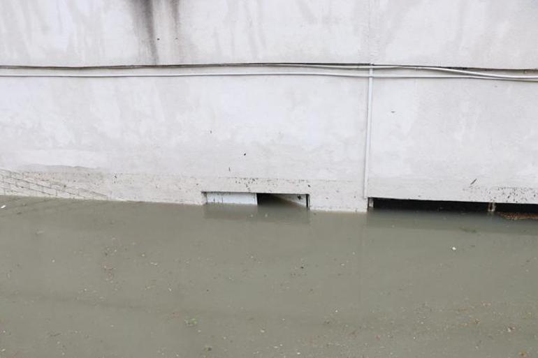 Ankarada sel: Su seviyesi 1 metreyi aştı, araçlar, ev ve iş yerleri hasar gördü