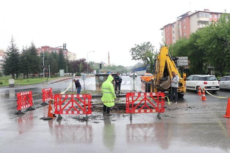 Ankarada sel: Su seviyesi 1 metreyi aştı, araçlar, ev ve iş yerleri hasar gördü