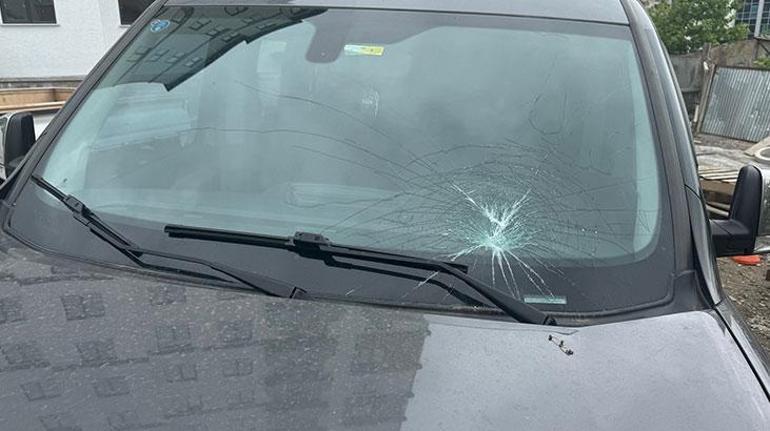 Yerden taş topladı, park halindeki araçların camlarını kırdı