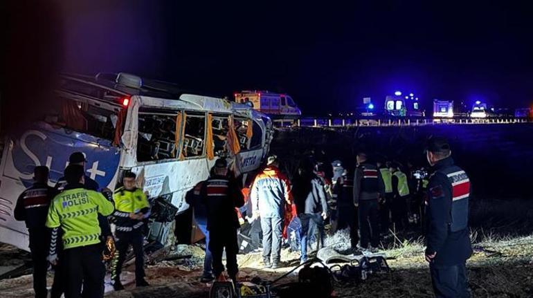 SON DAKİKA Aksarayda yolcu otobüsü kaza geçirdi 2 kişi öldü 34 kişi de yaralı