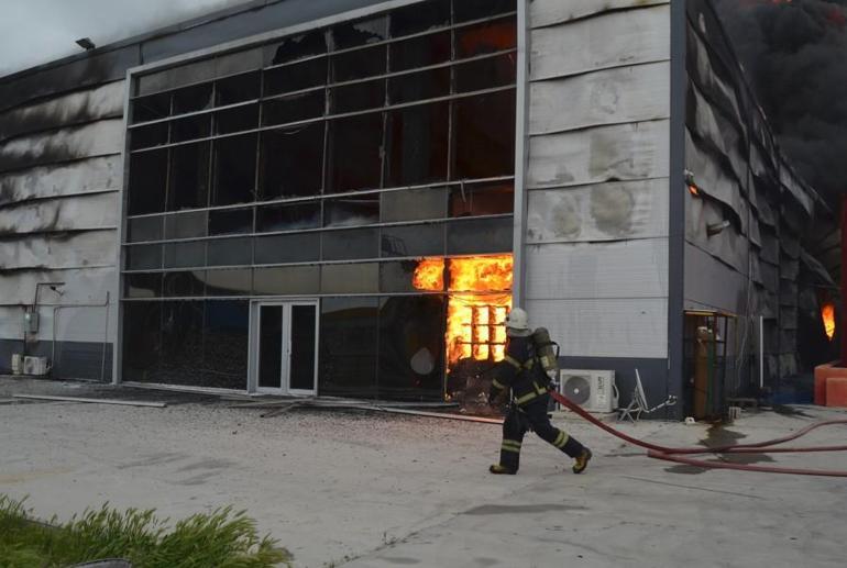 Aksarayda fabrika yangını Ekipler sevk edildi