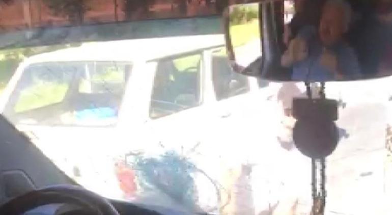 Trafikte kavga çıktı, öğrenci servisinin camlarını demir sopayla kırdı