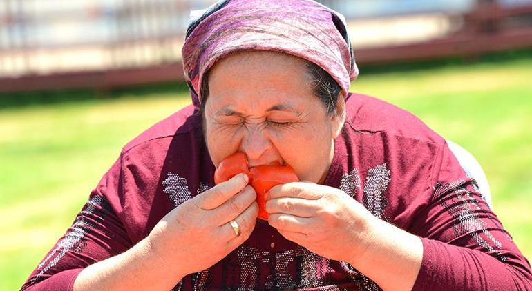 Antalyada renkli görüntüler Domates yiyip kasa taşıdılar