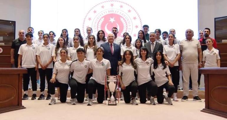 Bakan Güler, Yüksekova Belediyesporun kadın futbolcularını ağırladı İlham kaynağı oluyorsunuz
