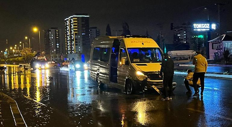 Kayseride otomobil ile minibüs çarpıştı 11 yaralı var