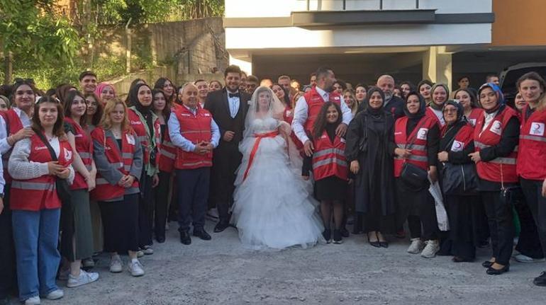 Depremde 5 gün enkaz başında bekledi Tedavisi bitince evlendi