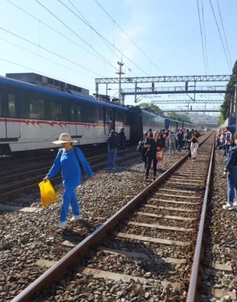 İZBAN raydan çıktı, yolcular acil çıkış kapısından tahliye edildi