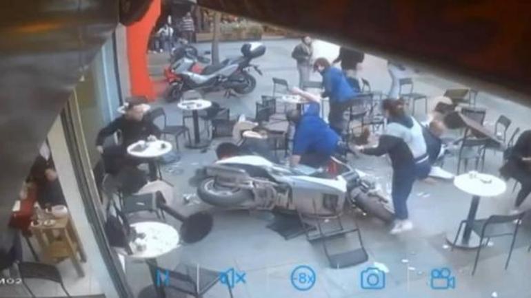 Motosiklet kafedeye oturan müşterilerin arasına daldı: 4 yaralı
