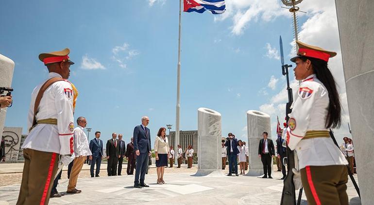 Meclis Başkanı Kurtulmuş Jose Marti’nin anıtını ziyaret etti