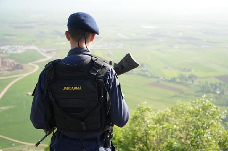 Jandarma Ağlayan Gelinin başından başından ayrılmıyor