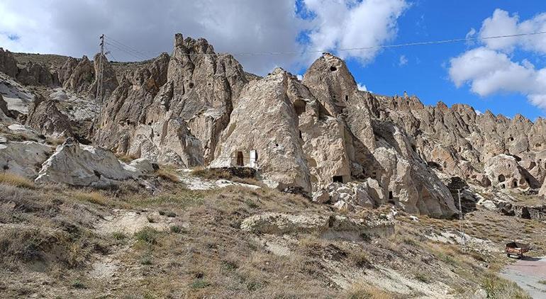 Tam 200 yıllık Emekli banka müdürü yazları peribacasında yaşıyor