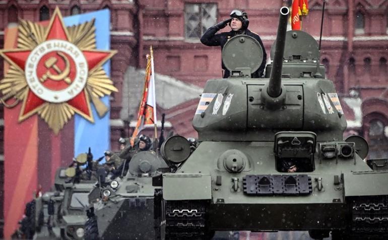 80 yıllık T-34 Kızıl Meydana çıktı Yıkıcı savaş sonrası, sergileyecek bir şeyleri kalmadı