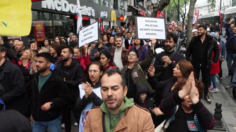 İstanbulda öğretmenlerden valilik önünde protesto