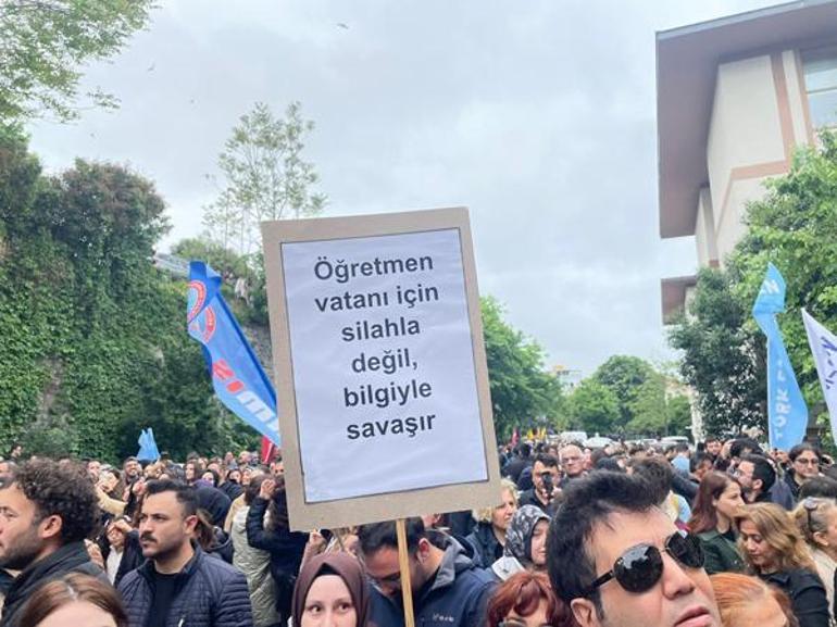 İstanbulda öğretmenlerden İl Milli Eğitim Müdürlüğü önünde protesto