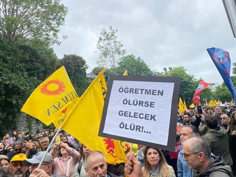 İstanbulda öğretmenlerden İl Milli Eğitim Müdürlüğü önünde protesto