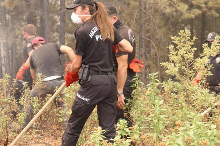 Çift yelek taşıyor Sokakta polis, inşaatta mühendis