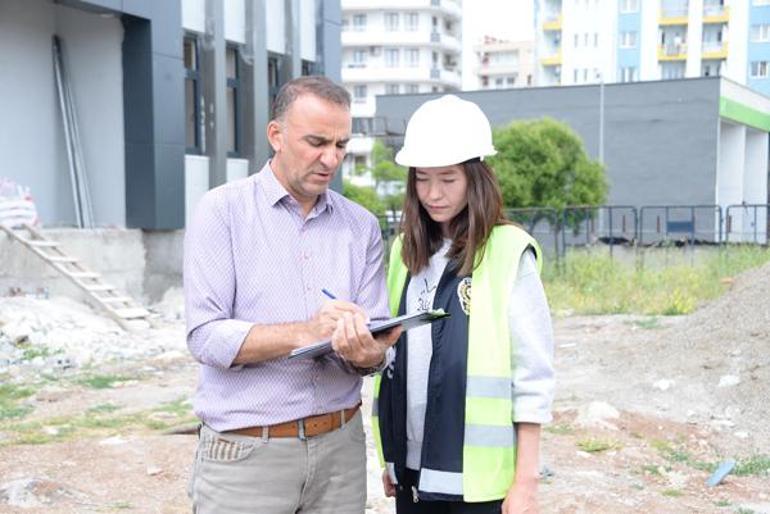 Çift yelek taşıyor Sokakta polis, inşaatta mühendis