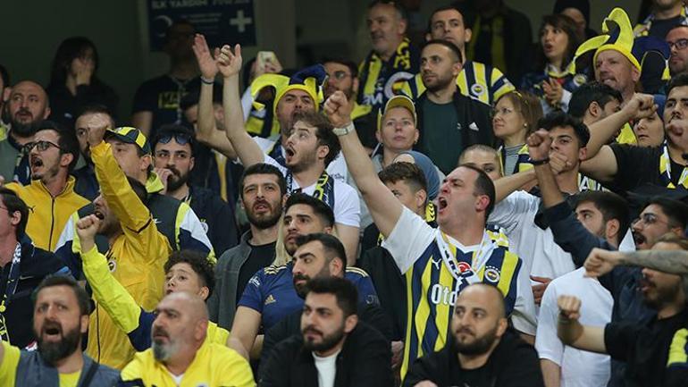 Kadıköyde Fenerbahçe taraftarı Ali Koçu istifaya davet etti Aziz Yıldırıma çağrı