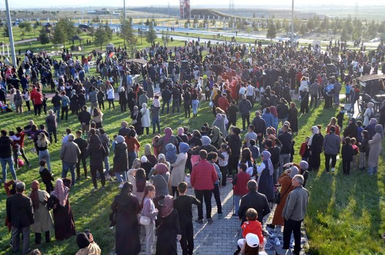 Türk Yıldızları yine nefes kesti Türk Dil Bayramını kutladılar
