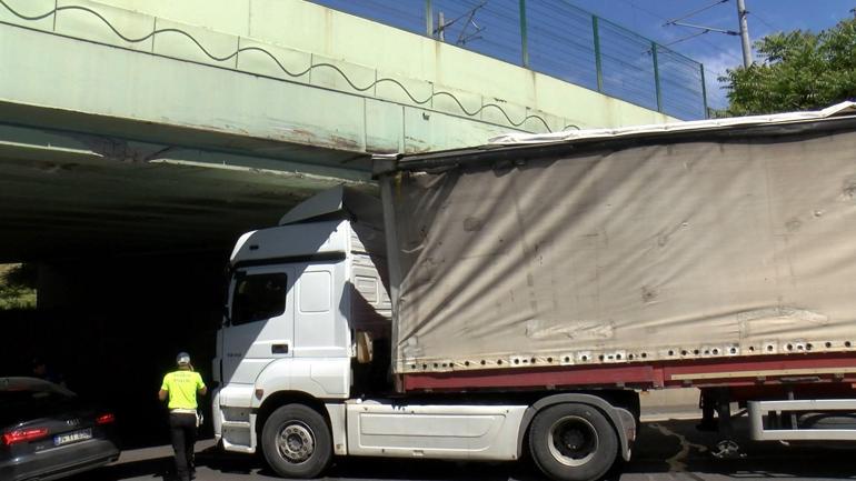 Sabıkalı üst geçitte yine kaza Uzun kuyruklar oluştu