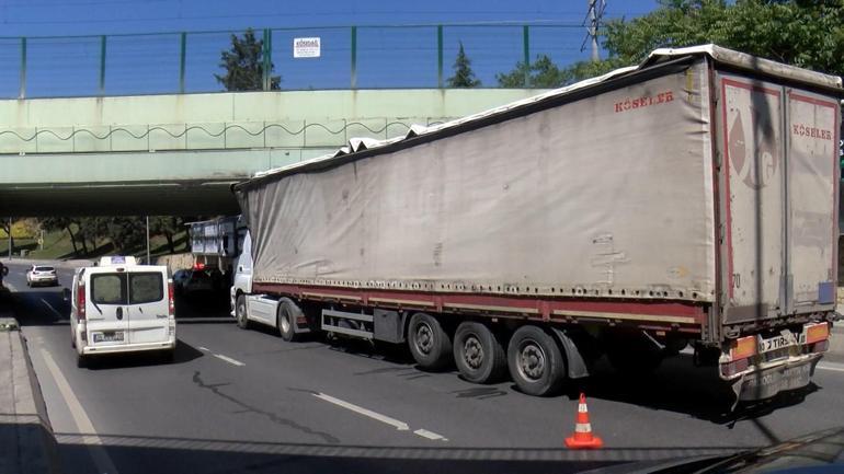 Sabıkalı üst geçitte yine kaza Uzun kuyruklar oluştu